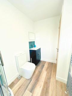 Comfy 5 BDR Contractor Haven with Free Parking & Wifi - 5