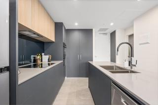 Lyneham Modern 1BR Escape w Gym, WiFi n Parking - 9