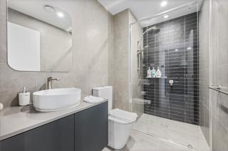 Lyneham Modern 1BR Escape w Gym, WiFi n Parking - 7