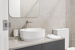 Lyneham Modern 1BR Escape w Gym, WiFi n Parking - 1