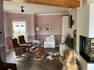 Wellness Oase mit Schwimmteich Whirlpool Sauna - 1