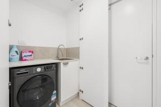 Stylish 1BR CBD Stay, Lake View, Gym n Parking - 2