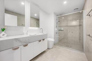 Stylish 1BR CBD Stay, Lake View, Gym n Parking - 4