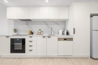 Stylish 1BR CBD Stay, Lake View, Gym n Parking - 6