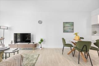 Stylish 1BR CBD Stay, Lake View, Gym n Parking - 1