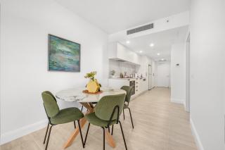 Stylish 1BR CBD Stay, Lake View, Gym n Parking - 3