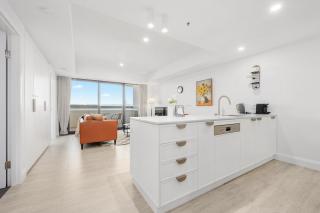 Modern 2BR City APT with Lake Views, Pool n Gym - 2