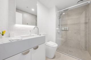 Modern 2BR City APT with Lake Views, Pool n Gym - 5