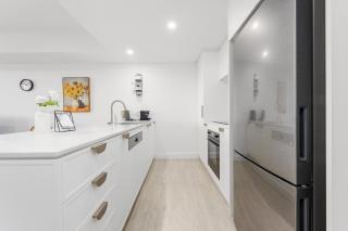 Modern 2BR City APT with Lake Views, Pool n Gym - 6