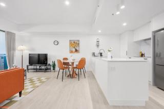 Modern 2BR City APT with Lake Views, Pool n Gym - 4