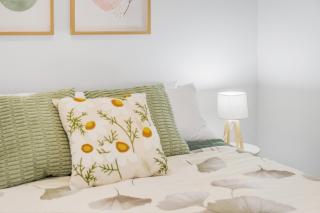 Modern 2BR City APT with Lake Views, Pool n Gym - 3