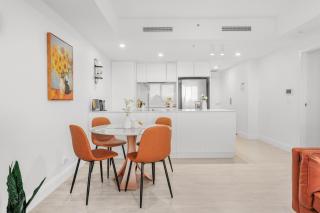 Modern 2BR City APT with Lake Views, Pool n Gym - 7