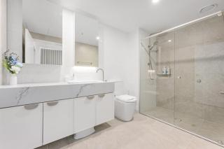 Modern 2BR City APT with Lake Views, Pool n Gym - 9