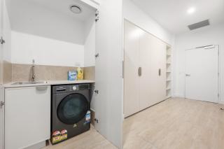 Central CBD Apartment with Pool, Gym n Parking - 9