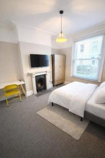 6-bed house only 1 mile to the racecourse! - 1