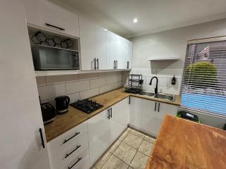 AquaPalms Hideaway - Family Friendly Pool - Hot Tub - Indoor Braai - 5