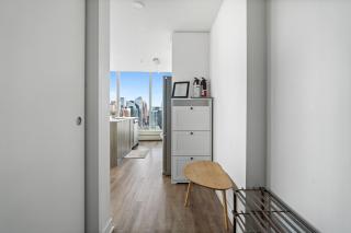 Luxury Skyline Condo, Views, Fast WiFi Downtown - 2