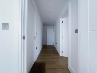 Luxurious & Spacious 2 Bedrooms & 2 Bathrooms Flat With Balcony Near Birmingham City Centre - 3