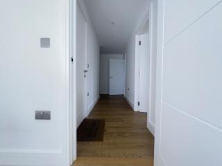 Luxurious & Spacious 2 Bedrooms & 2 Bathrooms Flat With Balcony Near Birmingham City Centre - 2