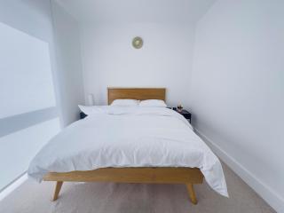 Luxurious & Spacious 2 Bedrooms & 2 Bathrooms Flat With Balcony Near Birmingham City Centre - 1