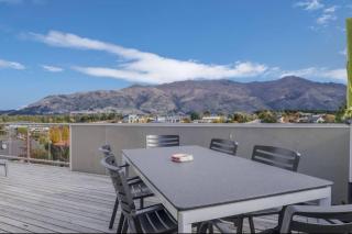 Mount Iron 'The Big House' 2 kitchens 2 living - Wanaka - 3