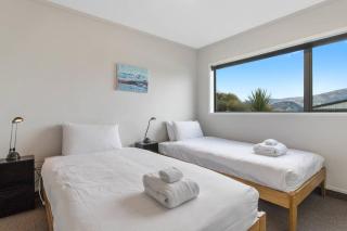 Mount Iron 'The Big House' 2 kitchens 2 living - Wanaka - 1