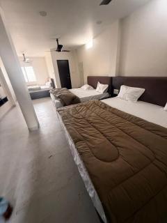 hotel vasudev near mandir and station - 6