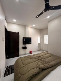 hotel vasudev near mandir and station - 5