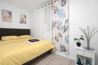 Elegant 3 Bedroom Unit Near Chinatown - 8