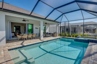 CoralVilla Serenity - brandnew, on water, spa, pool, office, BBQ, tiki hut - 1