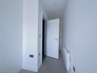 Contemporary Flat in the Heart of the West Midlands Built Around Your Lifestyle Close To Birmingham City Centre - 8