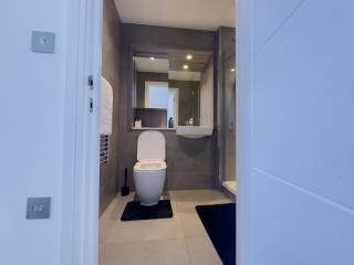 Contemporary Flat in the Heart of the West Midlands Built Around Your Lifestyle Close To Birmingham City Centre - 7