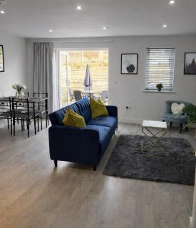 Grove Mews, Cheltenham, Centre - Garden & Parking - 0