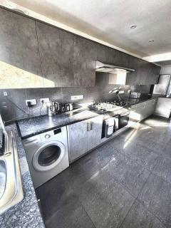 Spacious 9 Bed House | Central Reading | Parking - 1