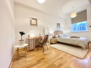 Luxury Historic City-Centre Flat & Free Parking - 0