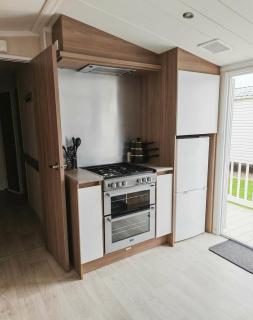 9 Fairway, Hopton Holiday Park - Three bedroom, sleeps 6, kitchen, lounge and dining area - Minimum 3 night breaks - 1