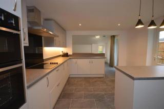 Ideal for contractors - 5 Bed House - free parking - 5
