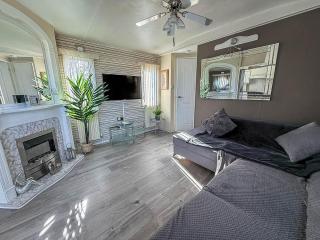 Lovely Caravan With Large Decking Area At Southview Ref 33179S - Skegness - 2