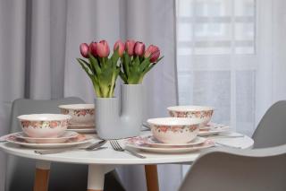Cozy Apartment with Balcony & Parking by Noclegi Renters - 1