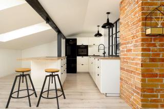 Industrialny Apartament na Poddaszu z Parkingiem by Noclegi Renters - 1