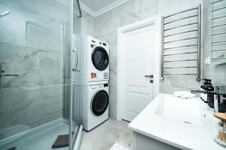 Sun Filled Cozy Flat in Prime Location - 1