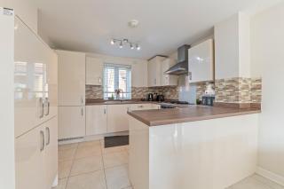 4Bed 3bath Bedford Sleeps 7 Driveway parking for 2 - 7