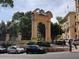 Valletta City Vibes Top Floor with jacuzzi - 4