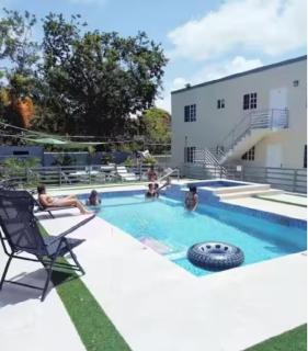 MIRANDO PLACE---BEACH ACCESS, ,POOL, HOTTUB, GYM,3 Lounges, Townhouse #4 -Airport 10 mins - 4