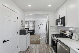 Modern Home Near Rosemont Allstate Arena O'Hare home - 1