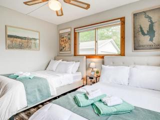 Family-Friendly Cabin Getaway On Castle Rock Lake Space to Relax & Play - 5