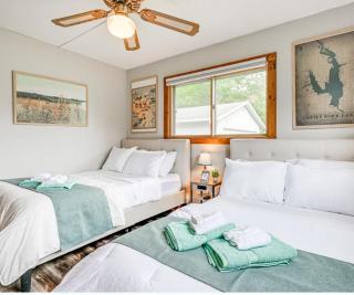 Family-Friendly Cabin Getaway On Castle Rock Lake Space to Relax & Play - 3