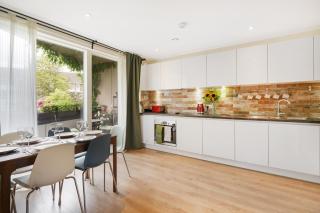 Stylish 2-Bed Flat Near Central London - 5