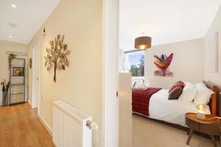 Stylish 2-Bed Flat Near Central London - 3