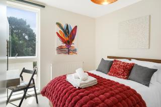 Stylish 2-Bed Flat Near Central London - 2